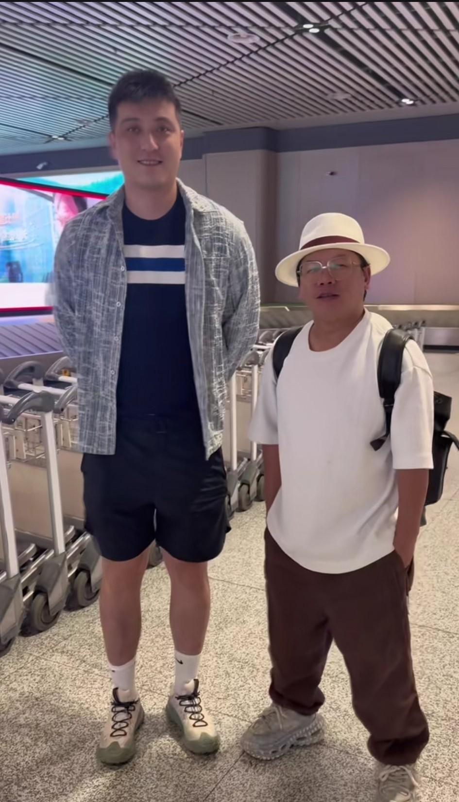 太搞笑了吧，前上海电视台的美食主持人王冰皓的两个直播带货搭档简直像极了影视剧里的
