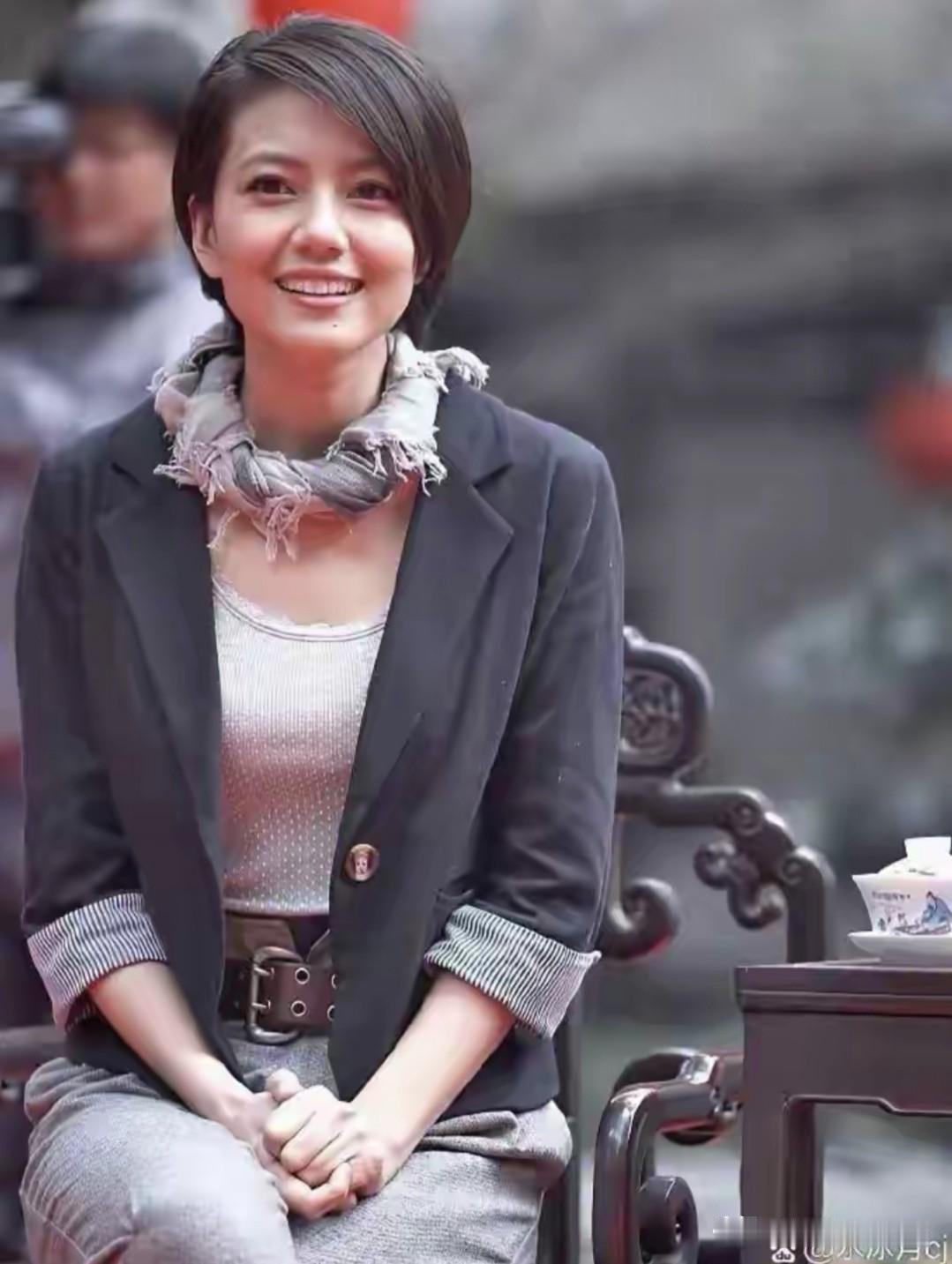 就喜欢高圆圆这种朴实无华的美！在这张照片中，高圆圆穿的衣服和围巾看着都没有那