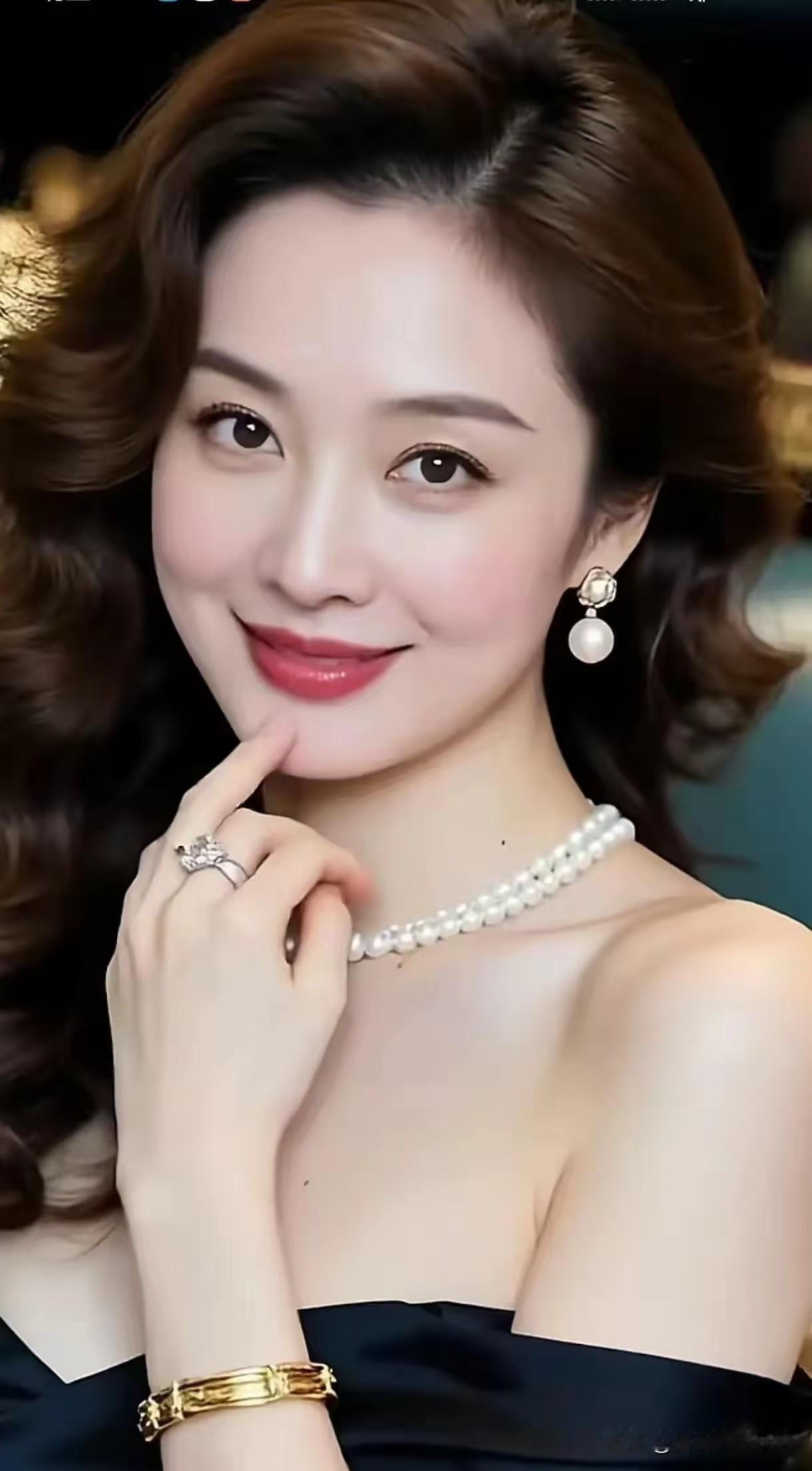 长相思·珠光凝笑鬓云柔，笑靥柔，珠络轻环映玉流，香风拂翠眸。黛含秋