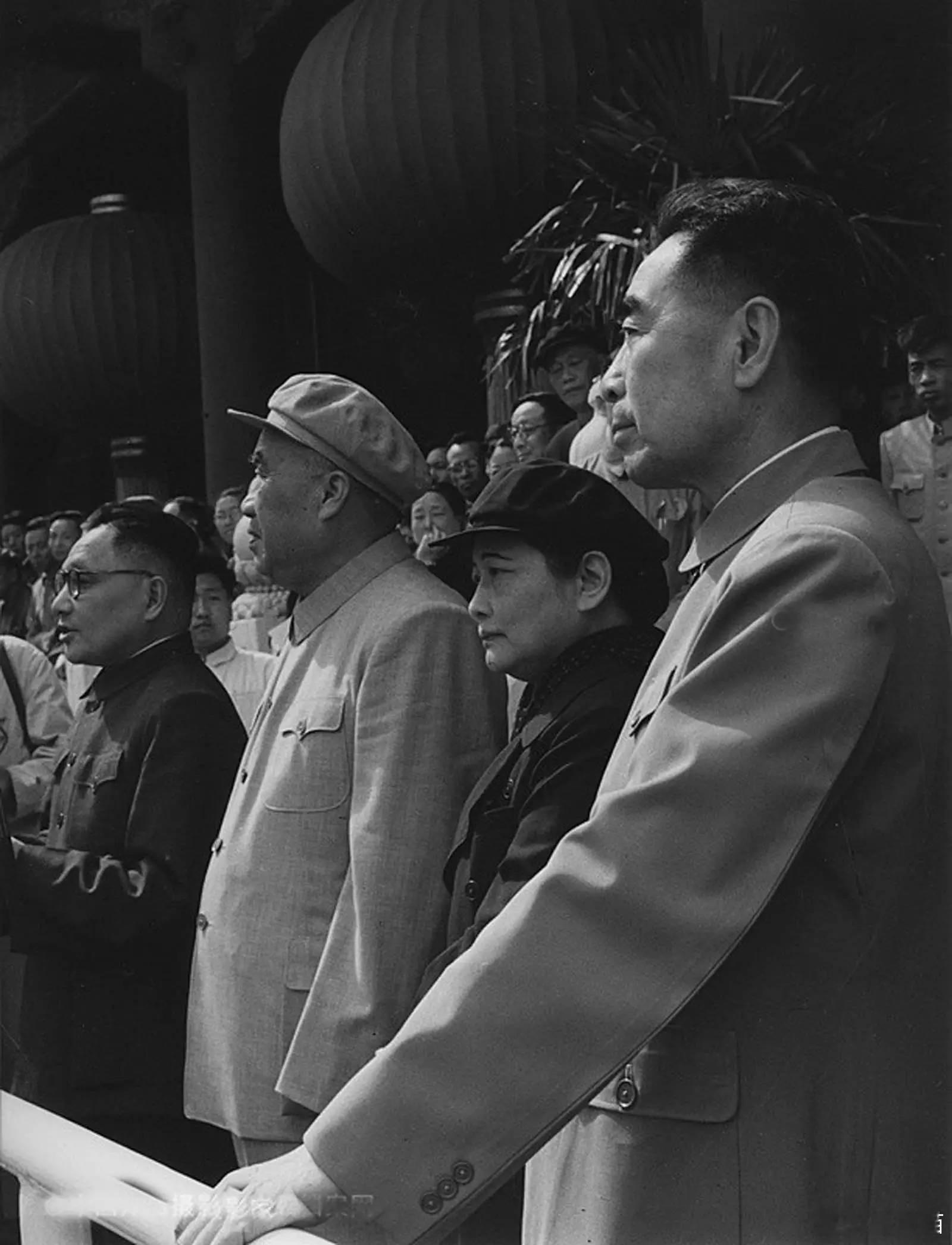 1960年，周恩来、宋庆龄、朱德、邓小平在天安门城楼上​​​