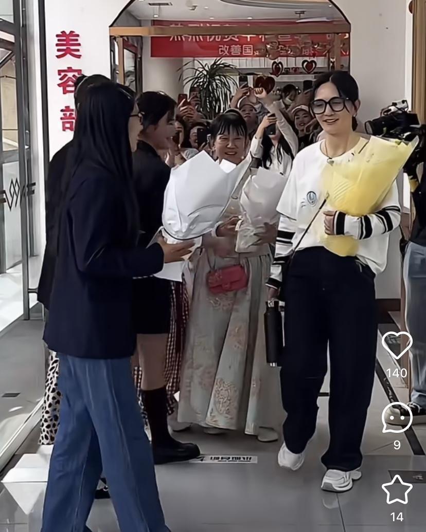 谢娜归乡人气爆棚，美容院洗头获赠鲜花，母女相伴尽显温馨“太阳女神”谢娜回中江老