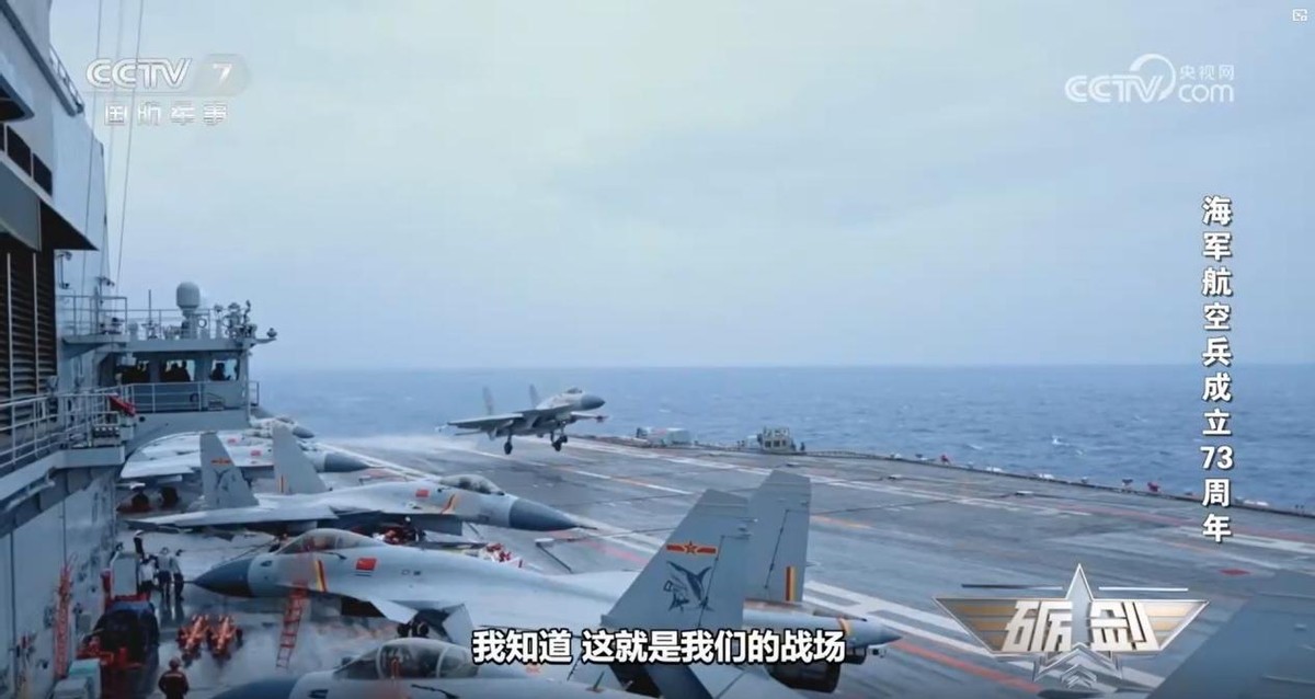 辽宁舰遭美双航母夹击，多架歼15挂实弹紧急出击，下一幕让五角大楼鸦雀无声央视军