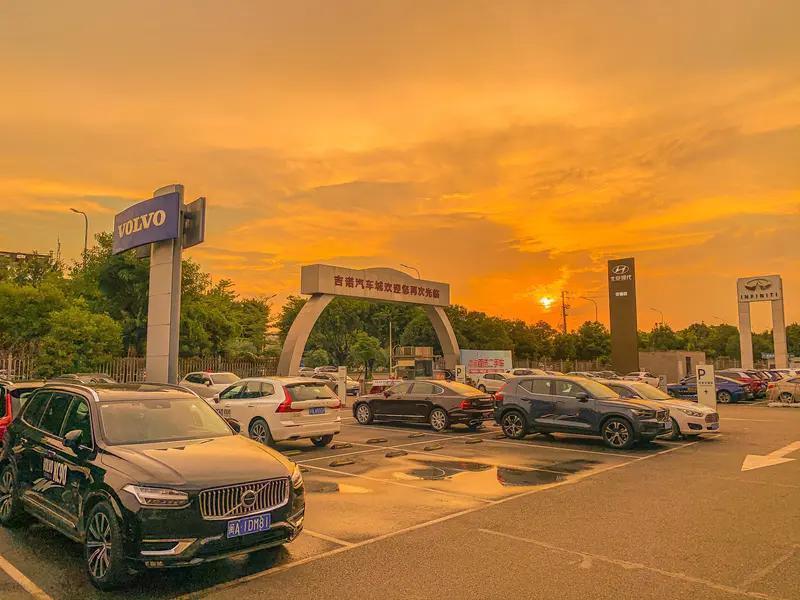 你觉得沃尔沃怎么样,喜欢吗?沃尔沃是个优点挺明显的品牌。它的优点很突出，安全是