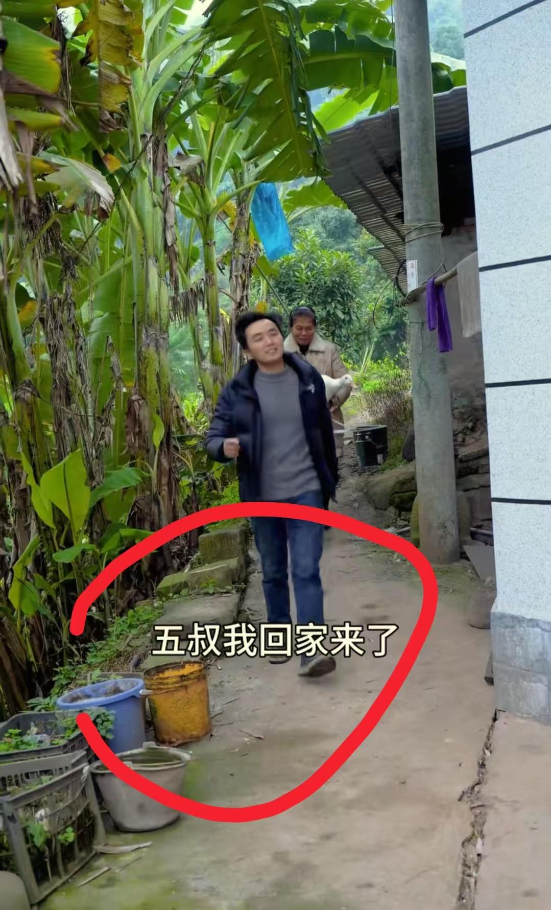 徐三娃这个人完全不经扒因为一扒你就会发现他竟然是个炒菜的高手，炒菜真的很香