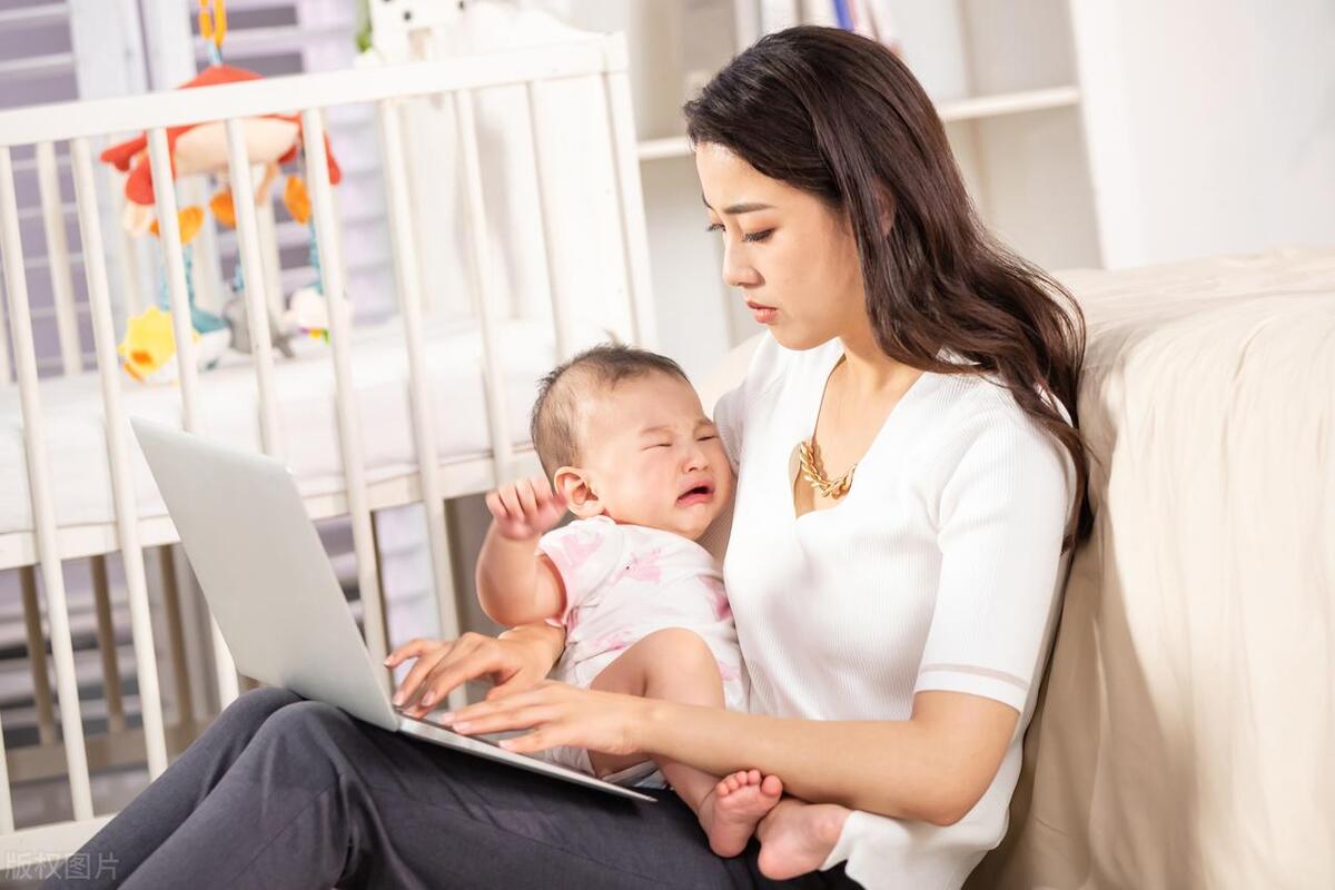 我一个朋友，生完孩子在家做了4年的家庭主妇，结果被老公嫌弃了。老公说她不挣钱，没