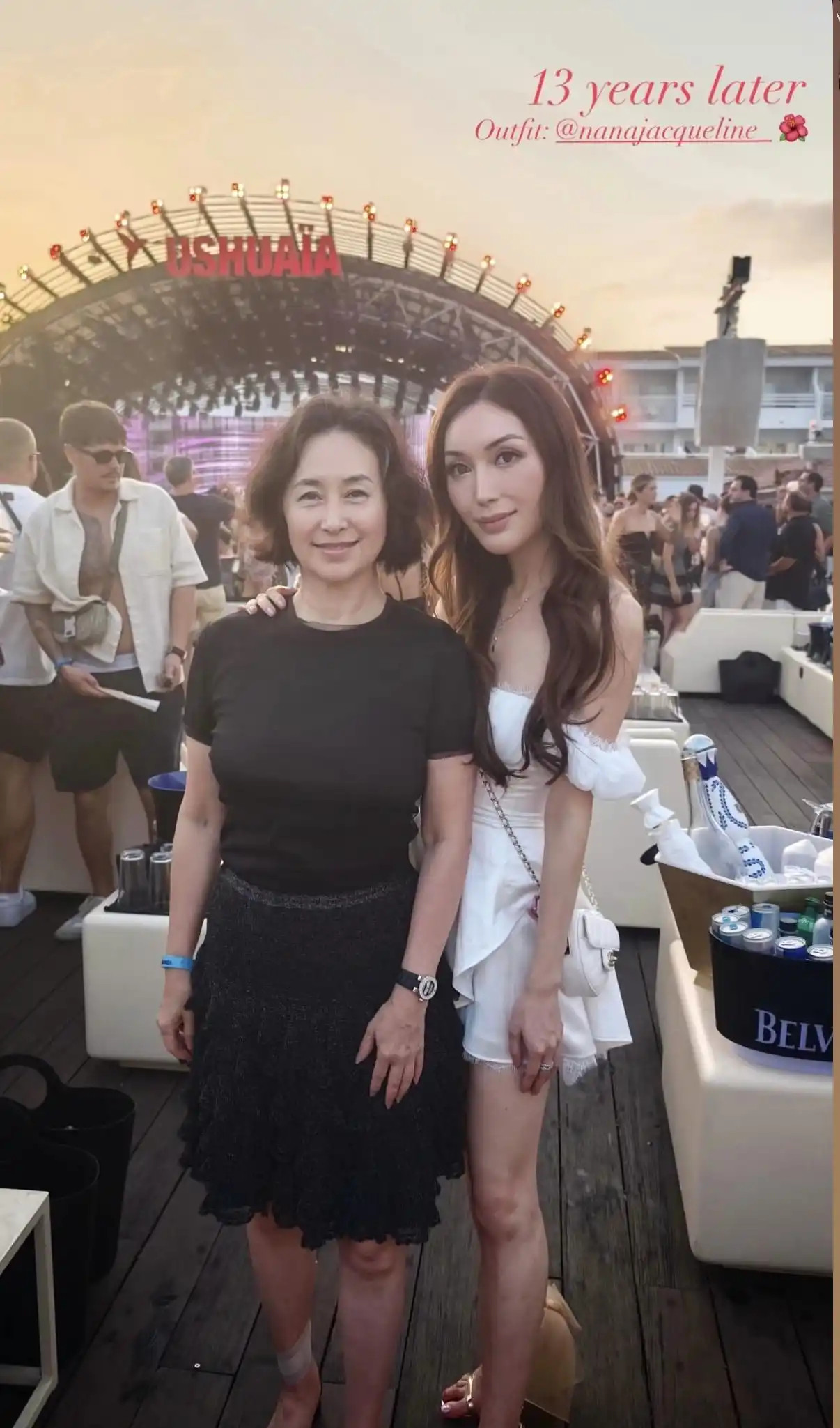 63岁何超琼欧洲度假，外甥女在社媒晒西班牙音乐节合影。眼角皱纹清晰可见，但一身黑