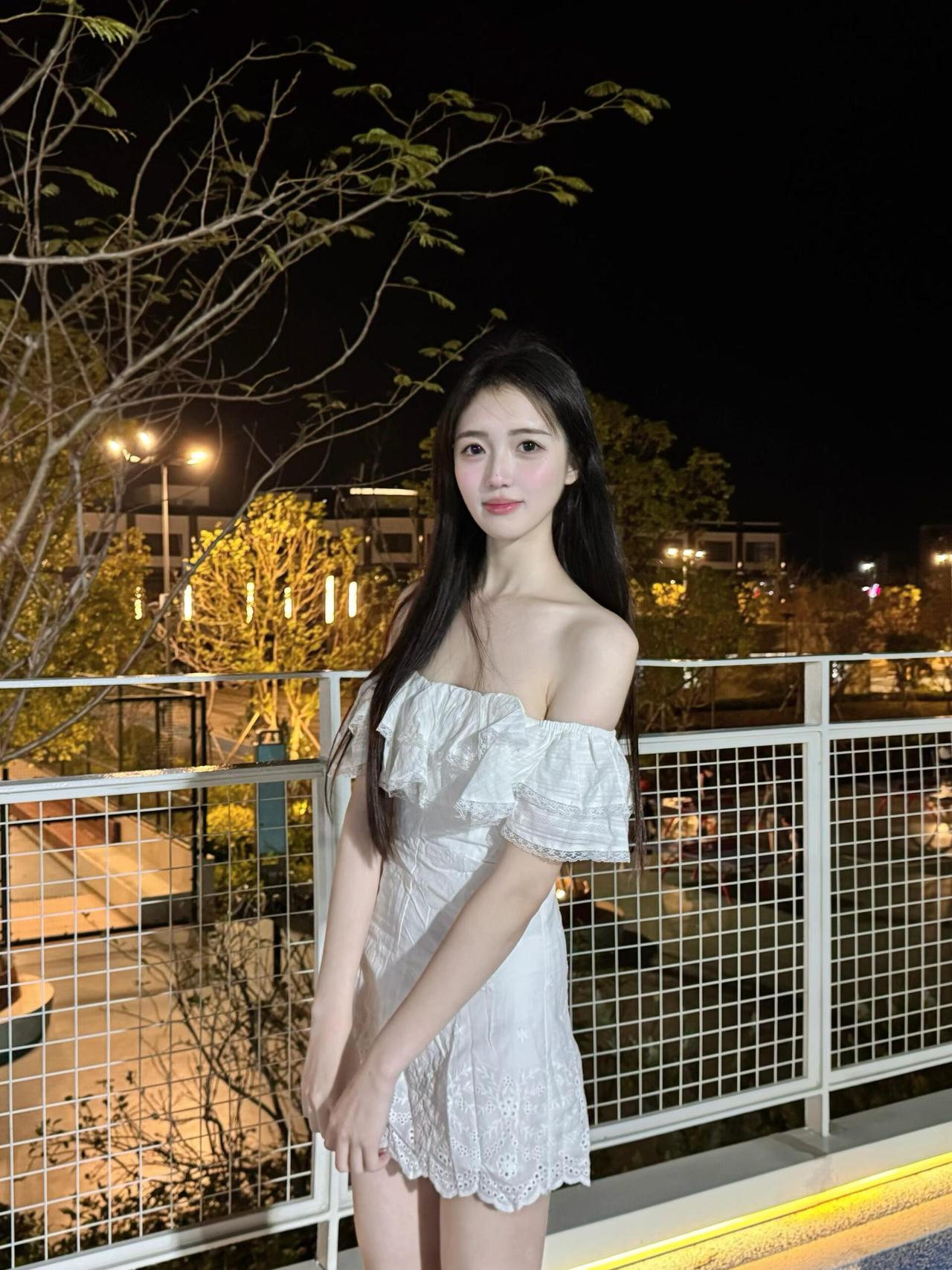 公园拍照真的太好看啦～公园的灯真的太加分啦～好适合拍照啊！！！！