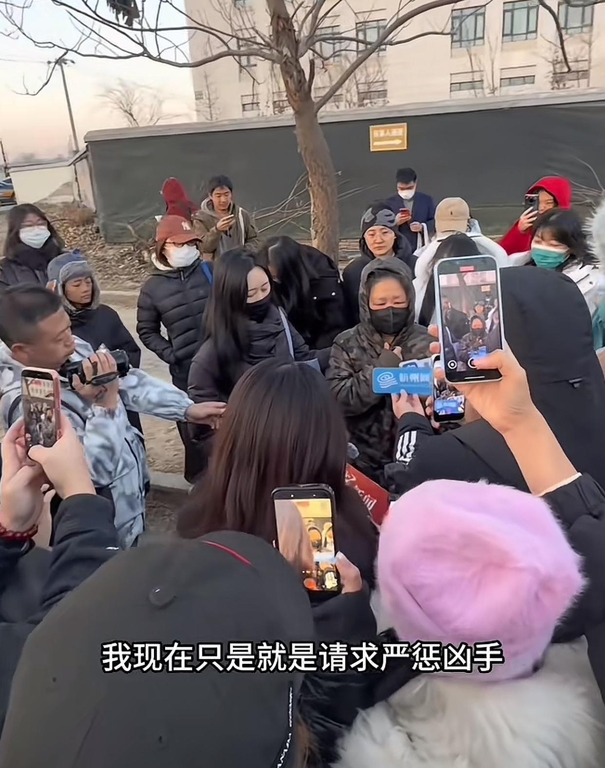 一开始纳闷为宠物狗维权1185天的“Papi妈”在判决下来后，该如何保持自己的热