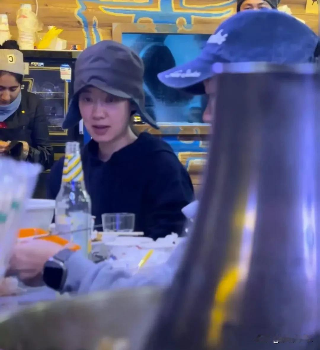 贾玲张小斐新疆零下31度涮火锅被偶遇，素颜便装聊得欢。从米兰飞新疆，就为和姐妹吃