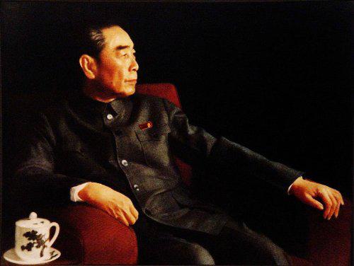 1927年，周总理被捕。谁料，审讯他的人，竟是他的学生。他凑近周总理，轻声说：“