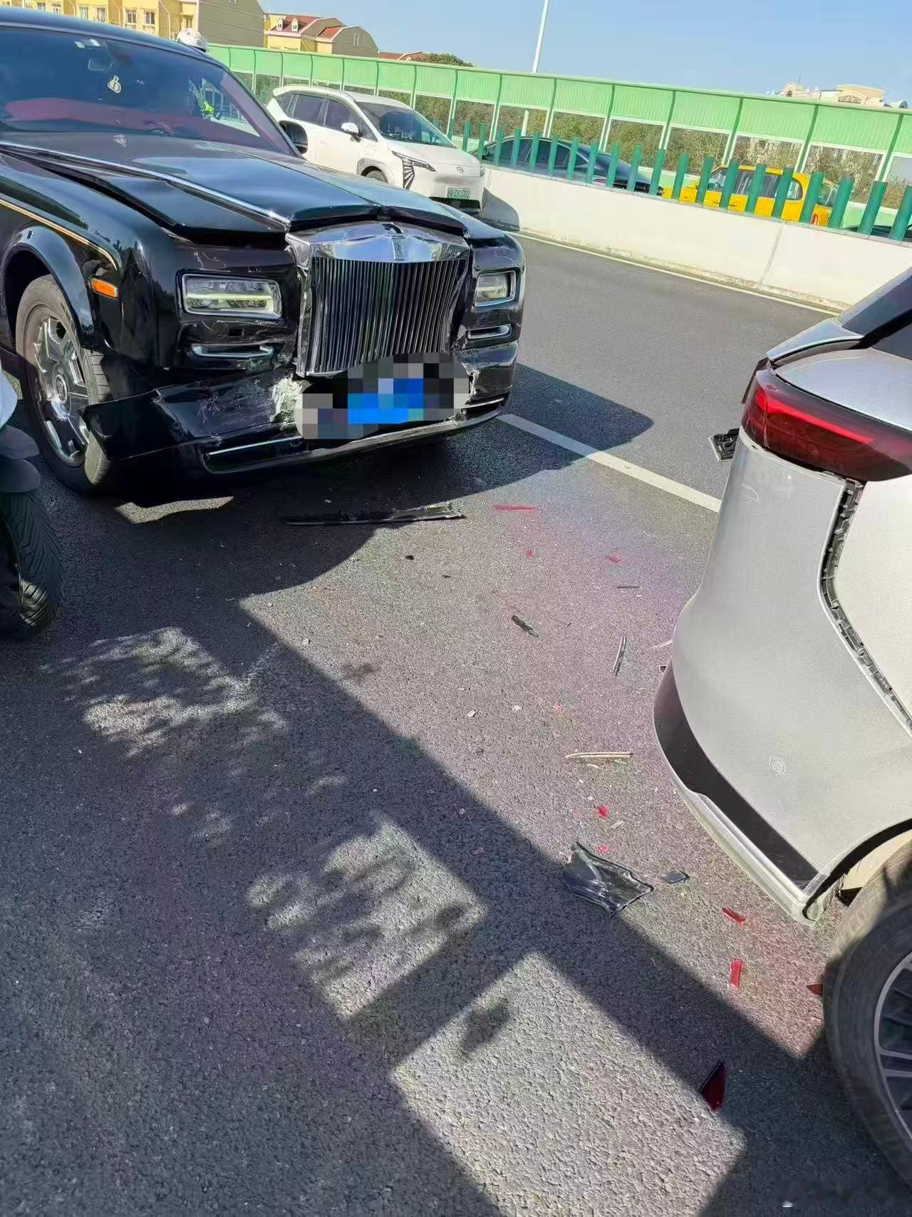 好像小金人撞的严重一点