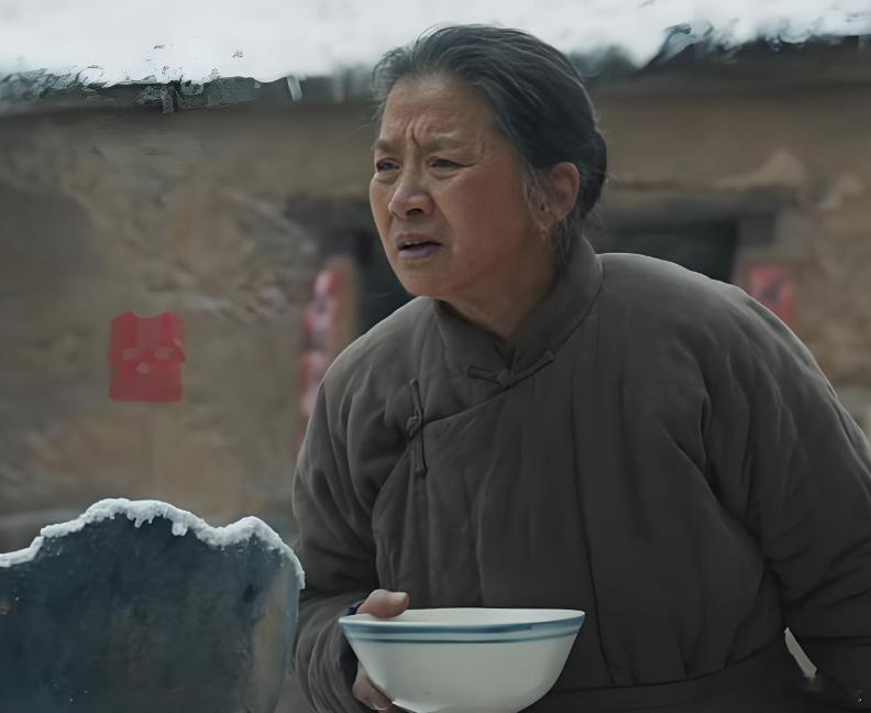 迟蓬在前面几集杨幂饰演的角色命运欺负，出场也零零散散，主角光环还没完全显露的时候