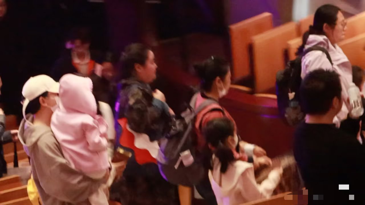 好幸福啊！又抱着小芽儿～好男人，给予孩子多多的陪伴，一家人好幸福🥰像我们看的小