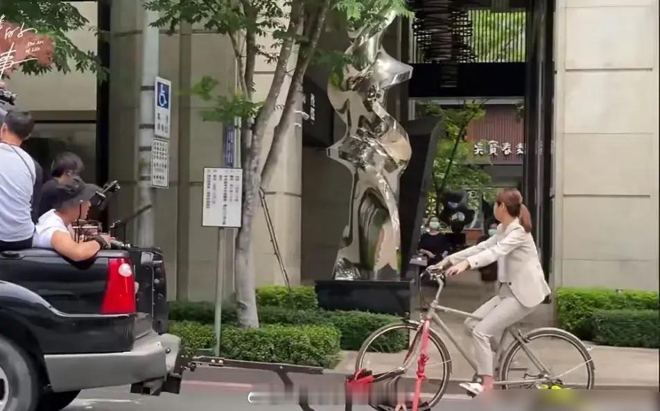 骑个自行车都得这样拍，国产剧简直没谁了。​​​
