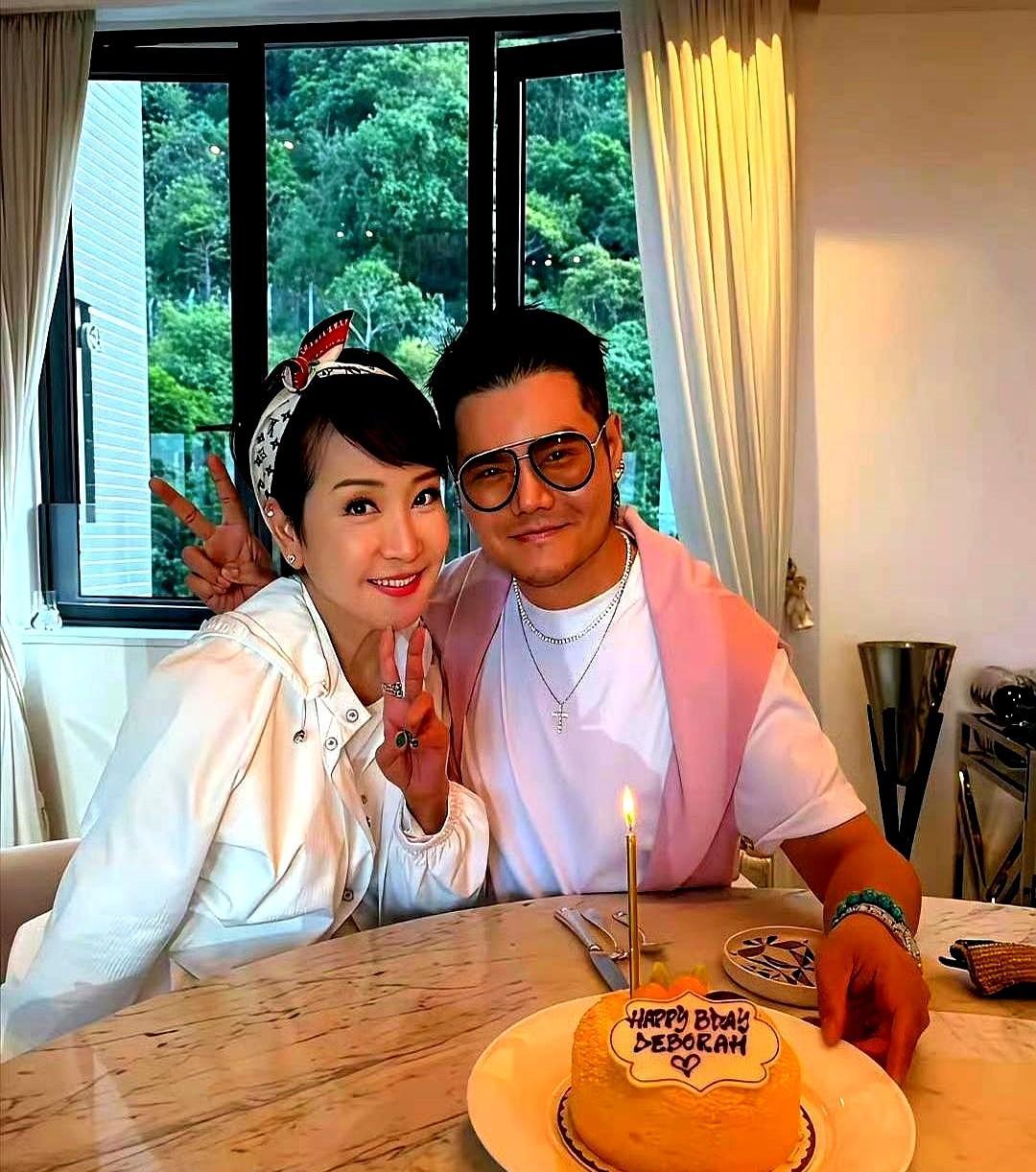 谁敢信76岁还能被宠成“小女孩”？狄波拉这状态简直绝了，不仅现任老公江耀城喊了