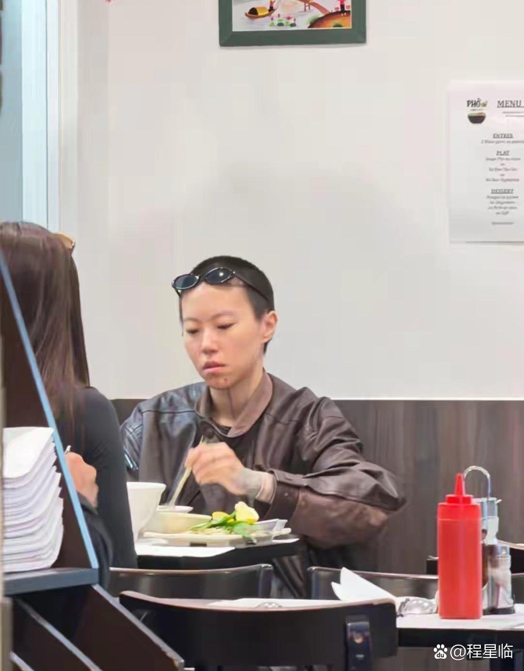 有‏网友在‏﻿巴黎街‏头﻿﻿偶遇﻿窦靖童和宋‏妍霏，‏看来这两‎人感情还⁠﻿挺稳