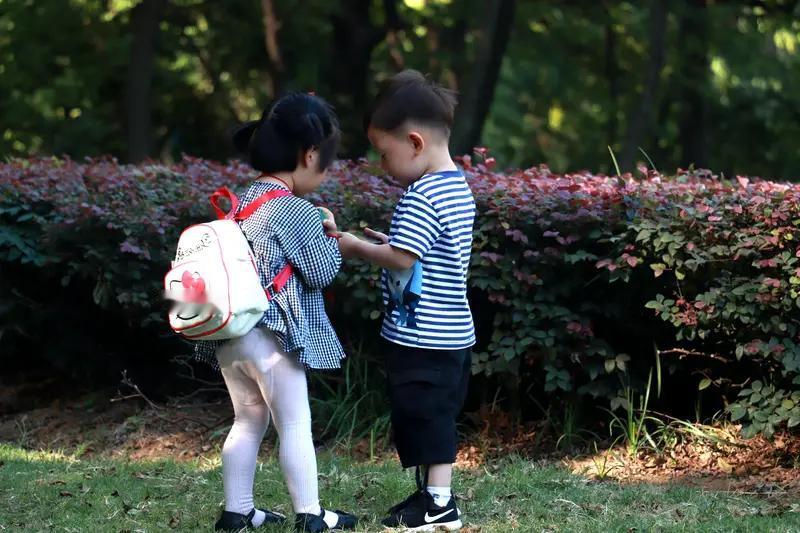 我妹妹家双胞胎我两个外甥，在省城上大学，刚刚开学一个多月。两个人生活费2000。