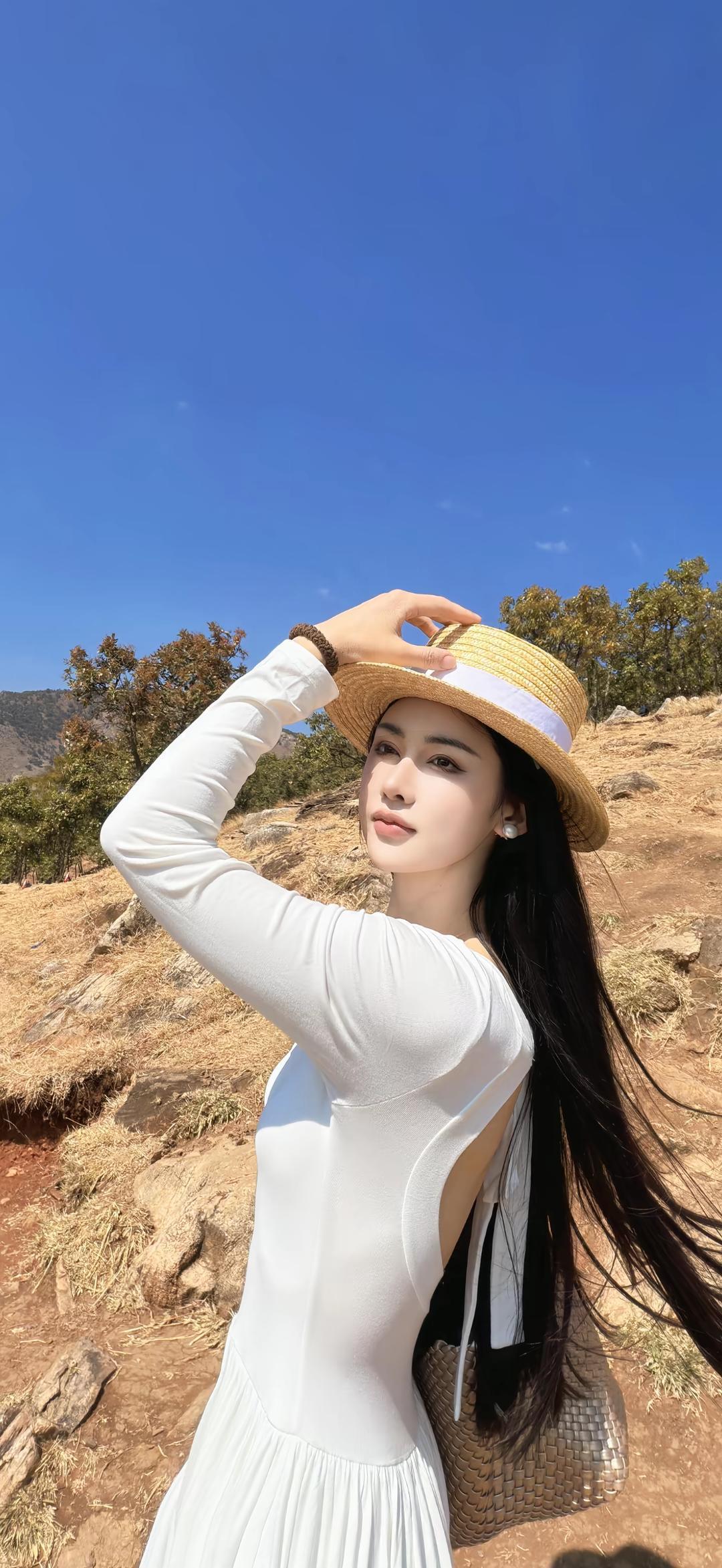 白裙与山野，是独属于我的浪漫。不随波逐流，只做自己的风景。
