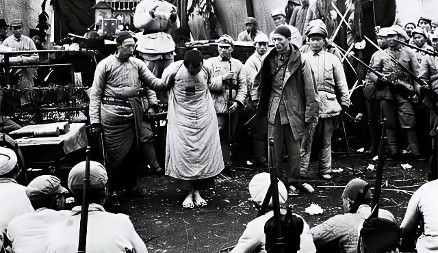 1952年，恶霸马廷贤刑满归乡。回到河州老家，他毫无悔意，依旧凶戾骄横。当着乡邻