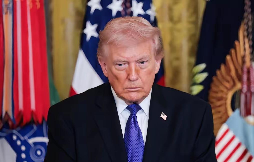 特朗普今日突然发文宣布，美国国际开发金融公司（DFC）即刻为所有经由海湾、尤其是