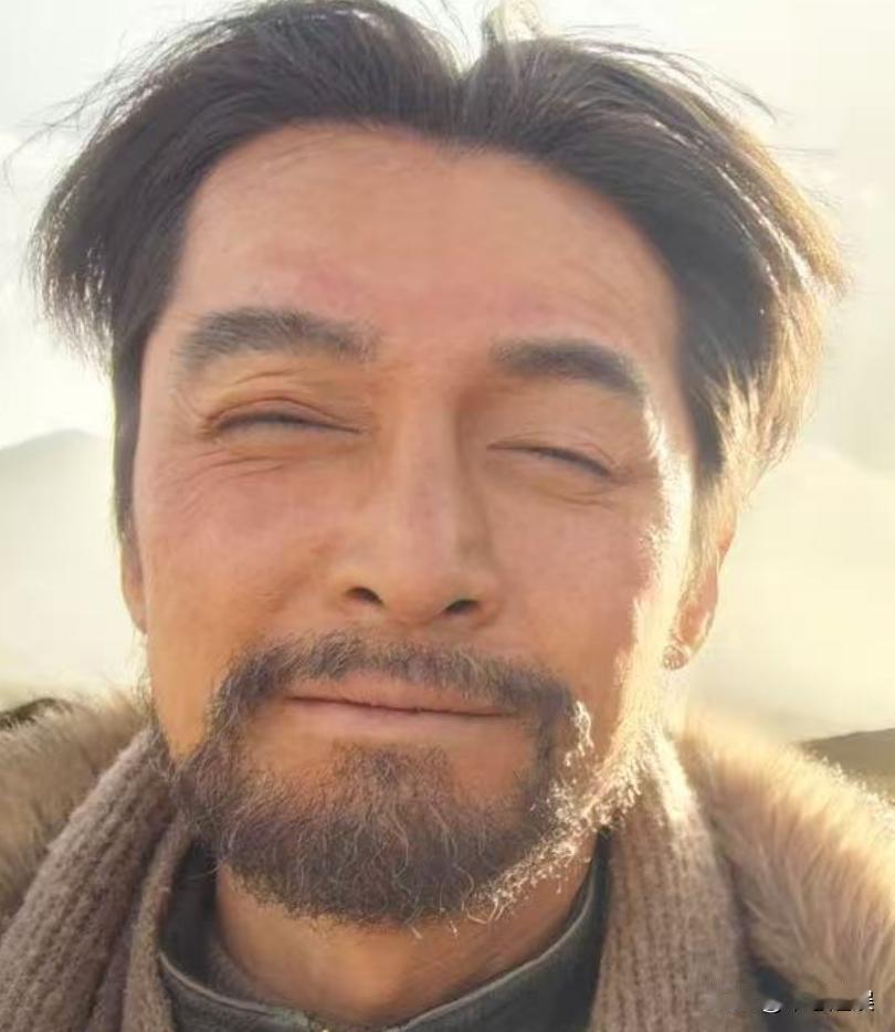 一夜之间，喜欢胡歌的人，沉默了[无奈吐舌]因为他的近照曝光，颜值崩了，网友直呼：