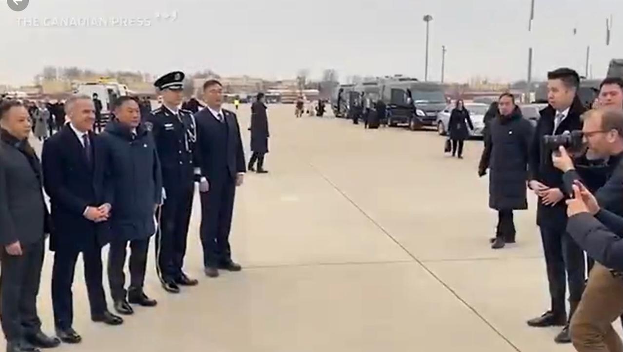 1月17日加拿大总理离开北京前与工作人员合影，而且欢送仪式隆重！总理先生乘车抵达