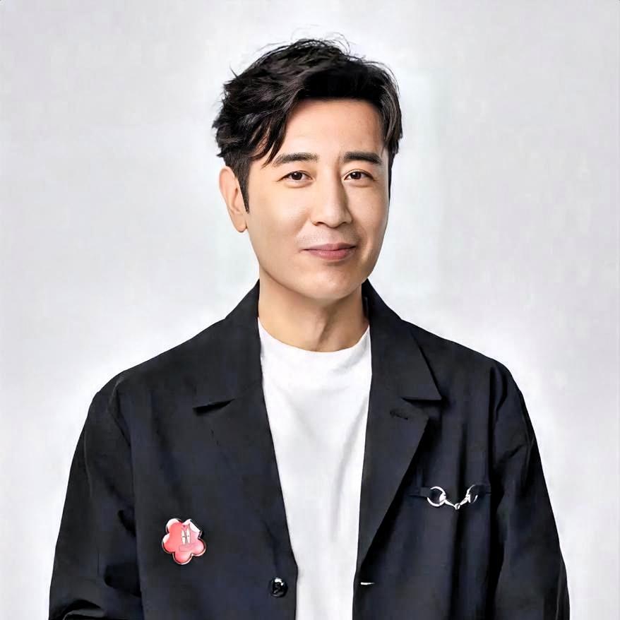 -角色塑造千人千面：于和伟出道至今已塑造超50个风格迥异的角色。如在《三国》中