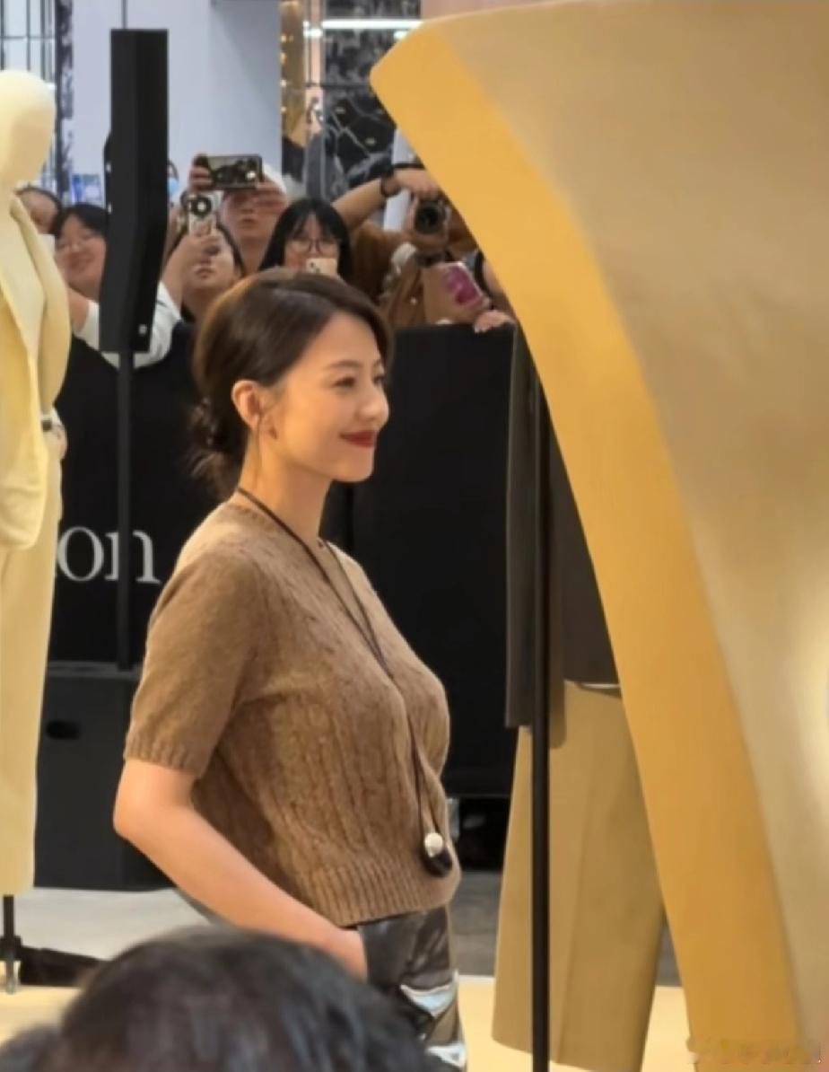 高圆圆也老了，这身材都是岁月的痕迹，女神也抵抗不了时间啊！