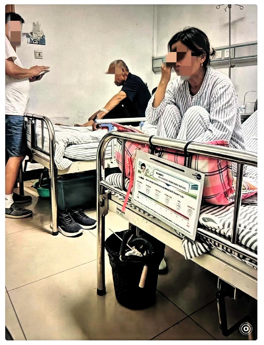 一乳腺癌阿姨坐在病床上嚎啕大哭，原来是因为她女婿竟然是蜈蚣男！她闺女名牌研究