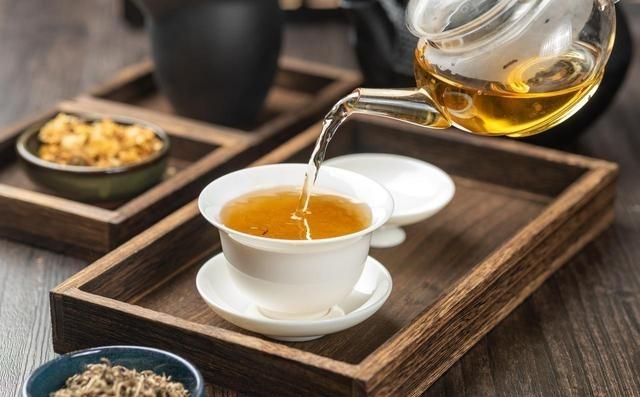 糖尿病患者的日常饮品选择，往往影响着他们的健康状况。近年来，许多人将喝茶作为日常