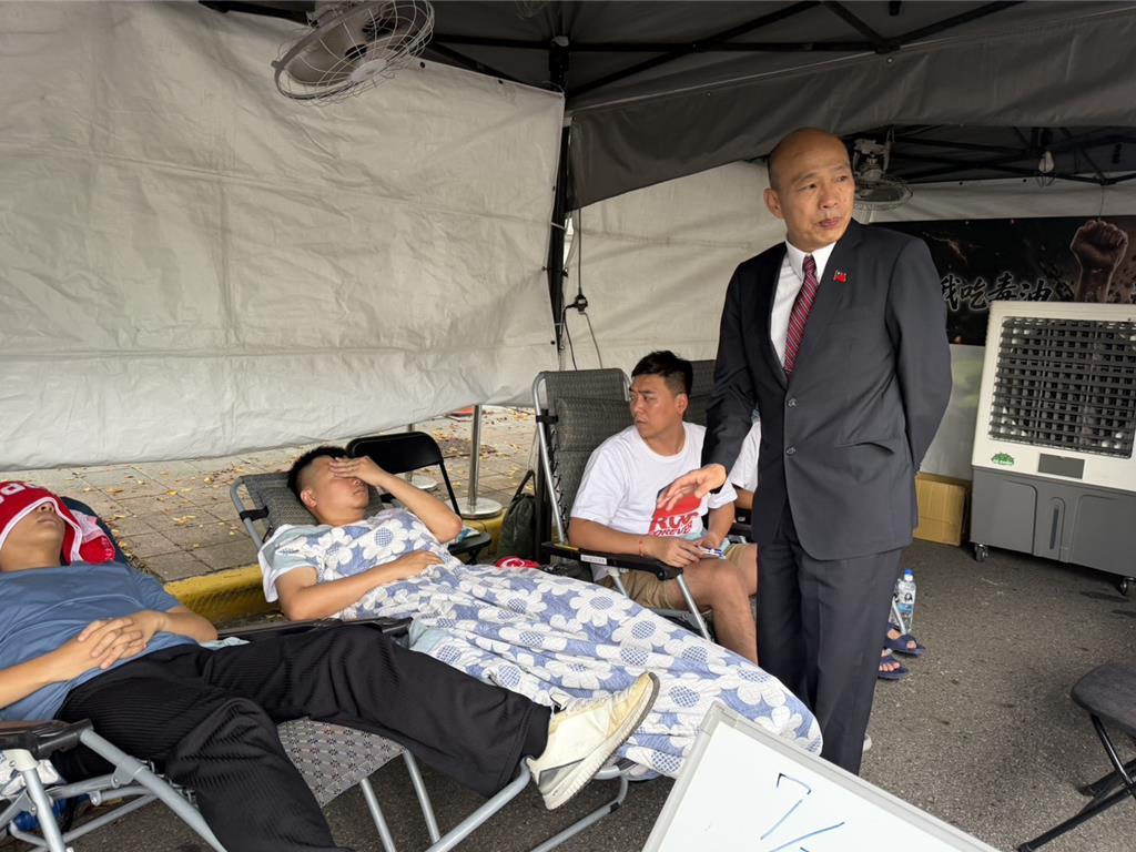 韩国瑜亲赴凯道探视绝食青年，送上降温贴 罗智强高呼：千军万马来相见 随着中联