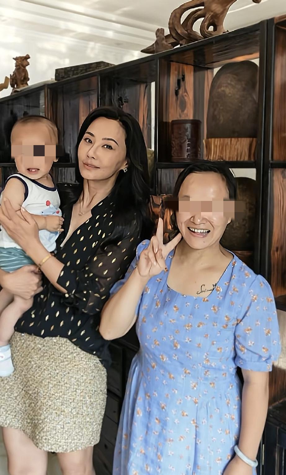 8月8日，吴奇隆前妻马雅舒在湖北农村拍戏，与村民合影怀里抱着一个小孩，面相变得很