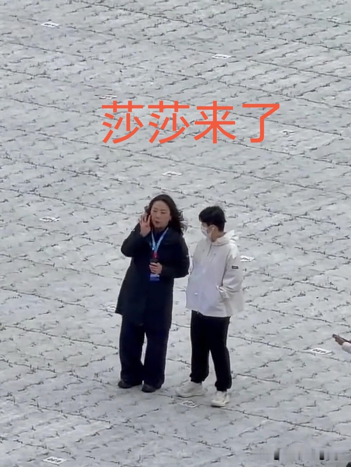莎莎已经提前到达会场进行踩点并熟悉流程啦！看到莎莎穿着白色连帽外套，戴着白色口罩
