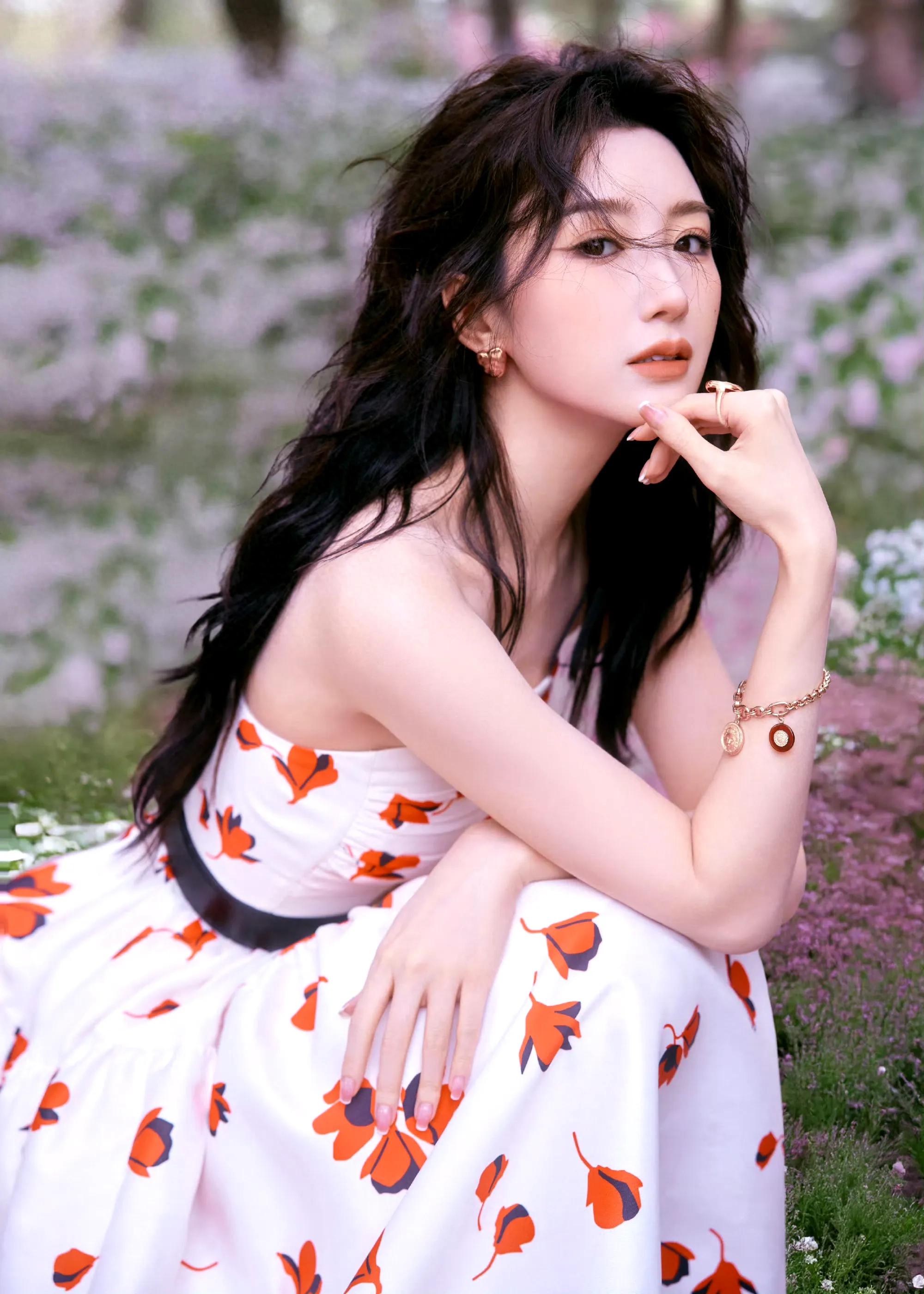 毛晓彤青春正风华造型：灵动明丽的美少女