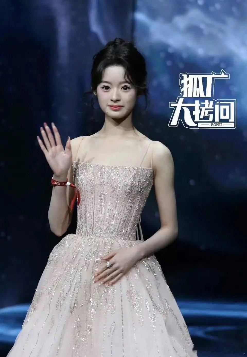 黄杨钿甜事件是不是影响到她了，感觉面相变了呢