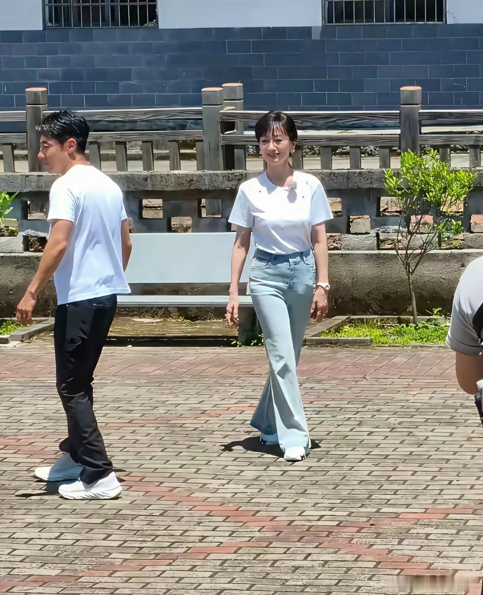 在江西小馆偶遇赵雅芝，离开美颜滤镜，这状态也太真实了