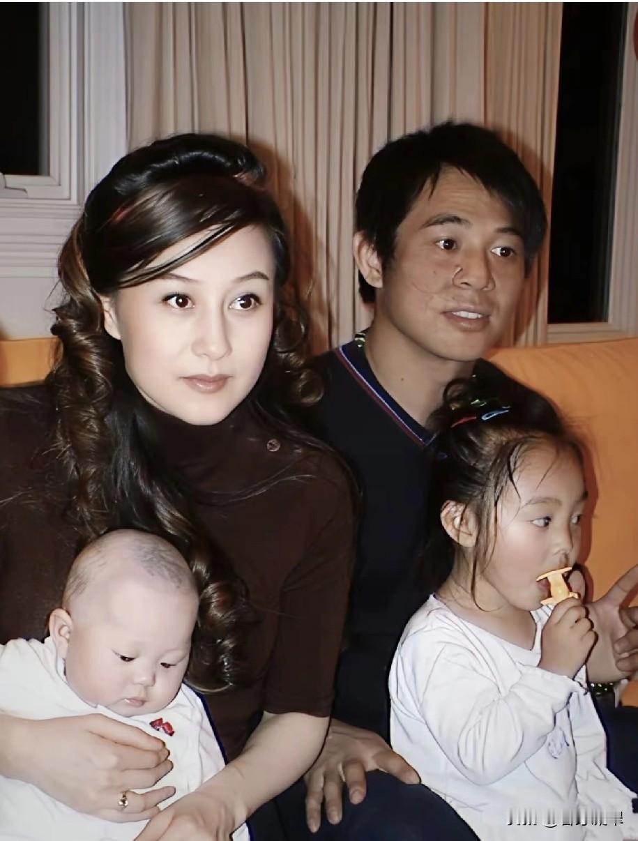 这张照片很少见照片中是李连杰和妻子利智以及他们的俩个女儿算来时间已过去很