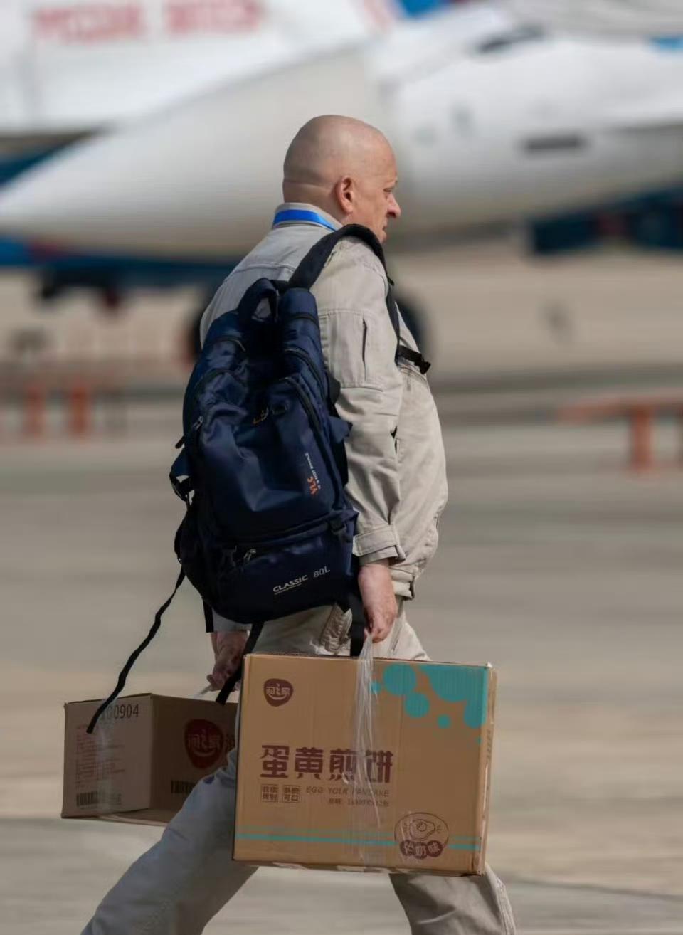 俄罗斯飞行员来南昌表演，临走带的东西让人直呼“内行”！俄罗斯飞行员来南昌参加飞