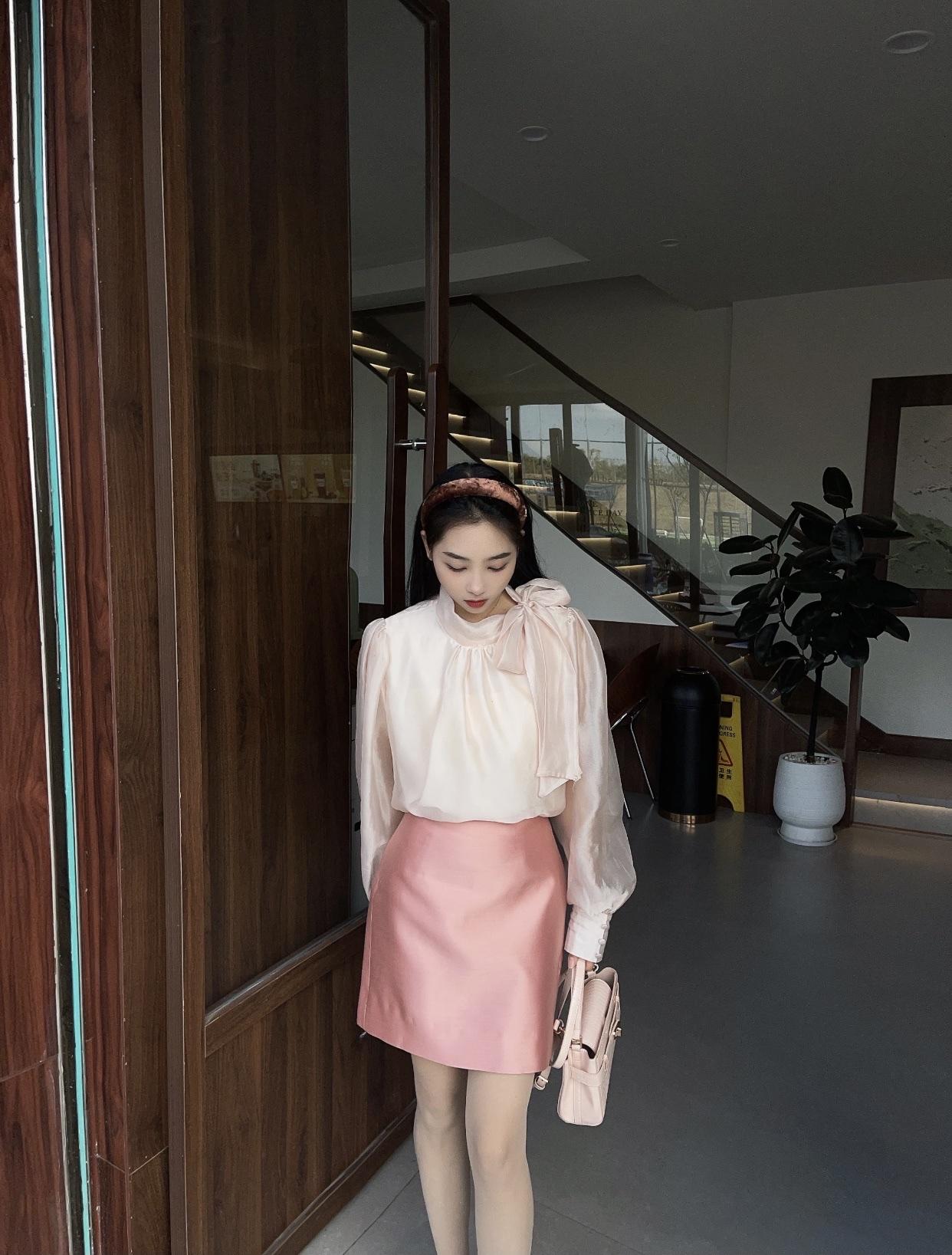 优雅自信穿搭分享优雅穿搭指南：粉色裙装与高跟鞋的完美搭配