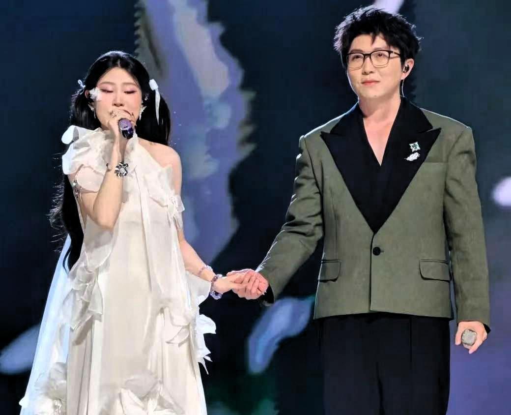 不出意外，意外又发生了，江苏卫视跨年演唱会上，沈佳润和毛不易合唱《不染》，沈佳