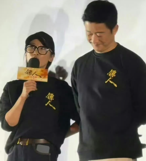 吴京夫妻俩冲上热搜这次谢楠居然素颜现身，更让人没想到的是，她一句话就把吴京的路