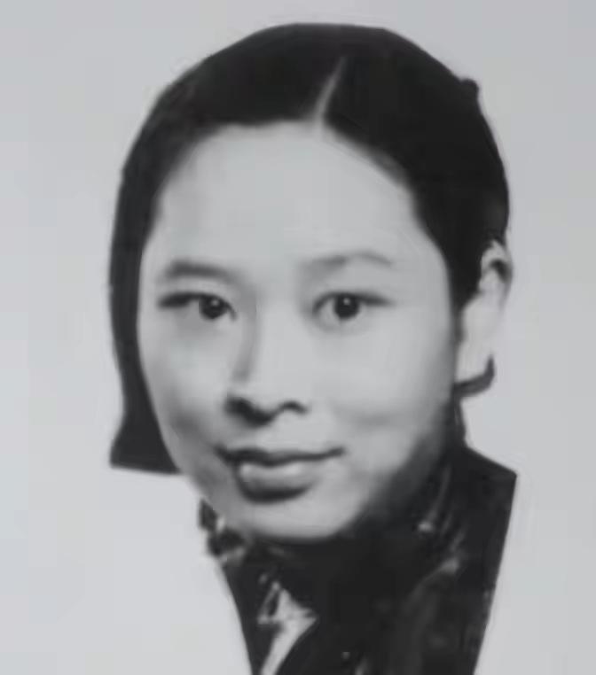 1941年，多年没有和丈夫叶剑英见面的曾宪植，终于来到了丈夫的住处。推开门，她却
