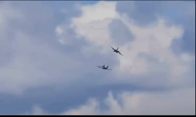 美国海军第129电子战中队(VAQ-129)的两架EA-18G“咆哮者”电子战机