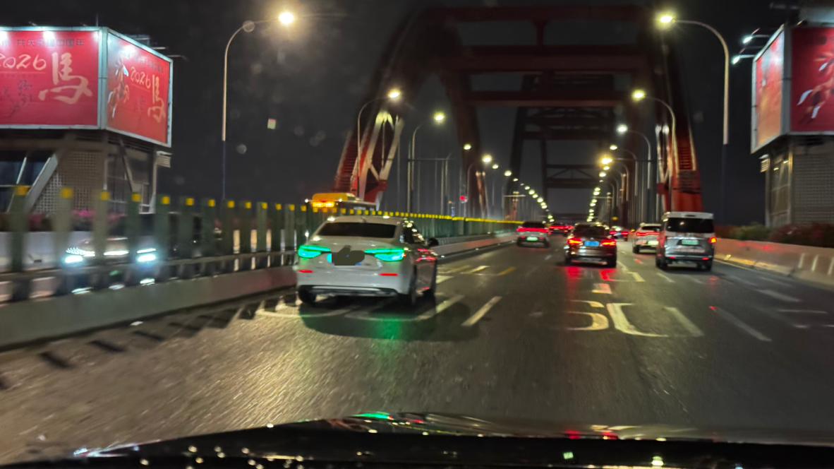 前两天晚上在新光上看到一辆本田，这灯颜色在晚上看有点意思[捂脸哭][捂脸哭][大笑]