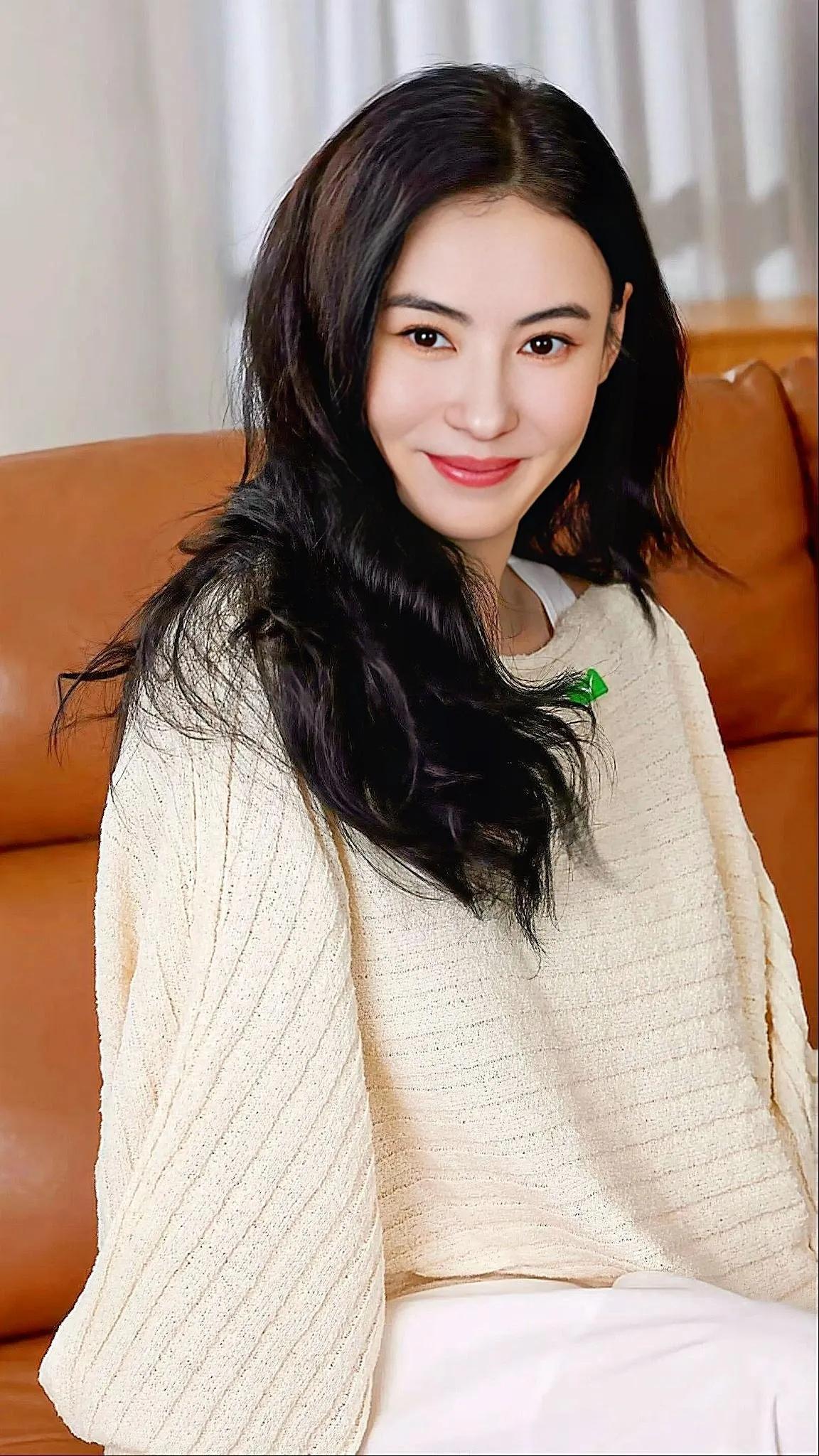 每次唱《星语心愿》，张柏芝的眼泪好像比歌词来得还准时。有人说那是演技，有人说