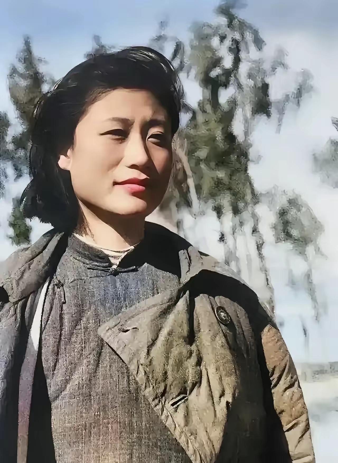 没想到新四军大名鼎鼎的“军花”，穿打补丁的粗布军装，都比现在磨皮十级的网红美出百