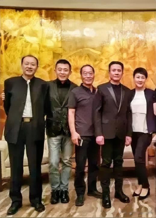 认识右边的是张凯丽，左边第二个是侯勇，那三个男演员只是面熟，特别是最左边这个，电