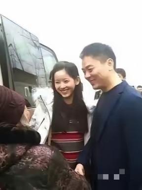 一次，有记者问刘强东：家里亲戚都在京东上班吗?刘强东：大概20多位老家亲戚