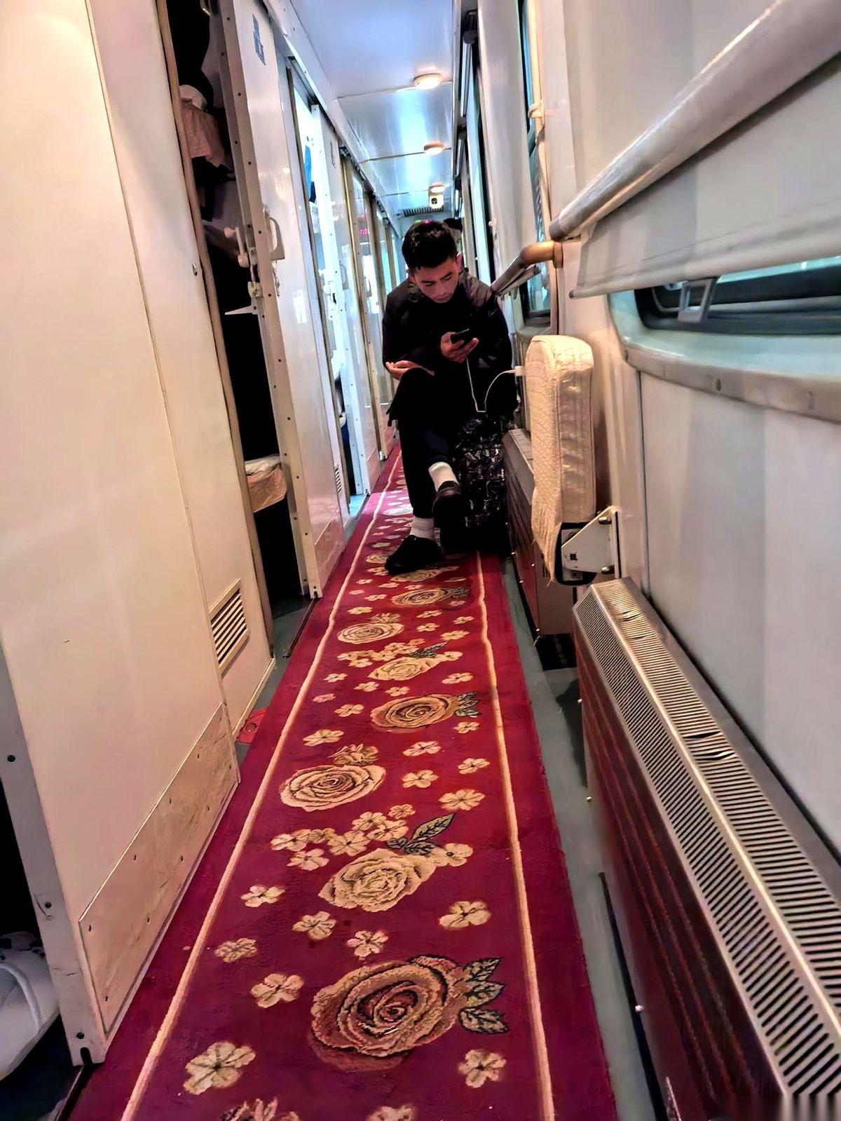 就因为娃在书上多看了一眼那“四大石窟”，我俩就坐了一宿的绿皮火车，咣当咣当到了大