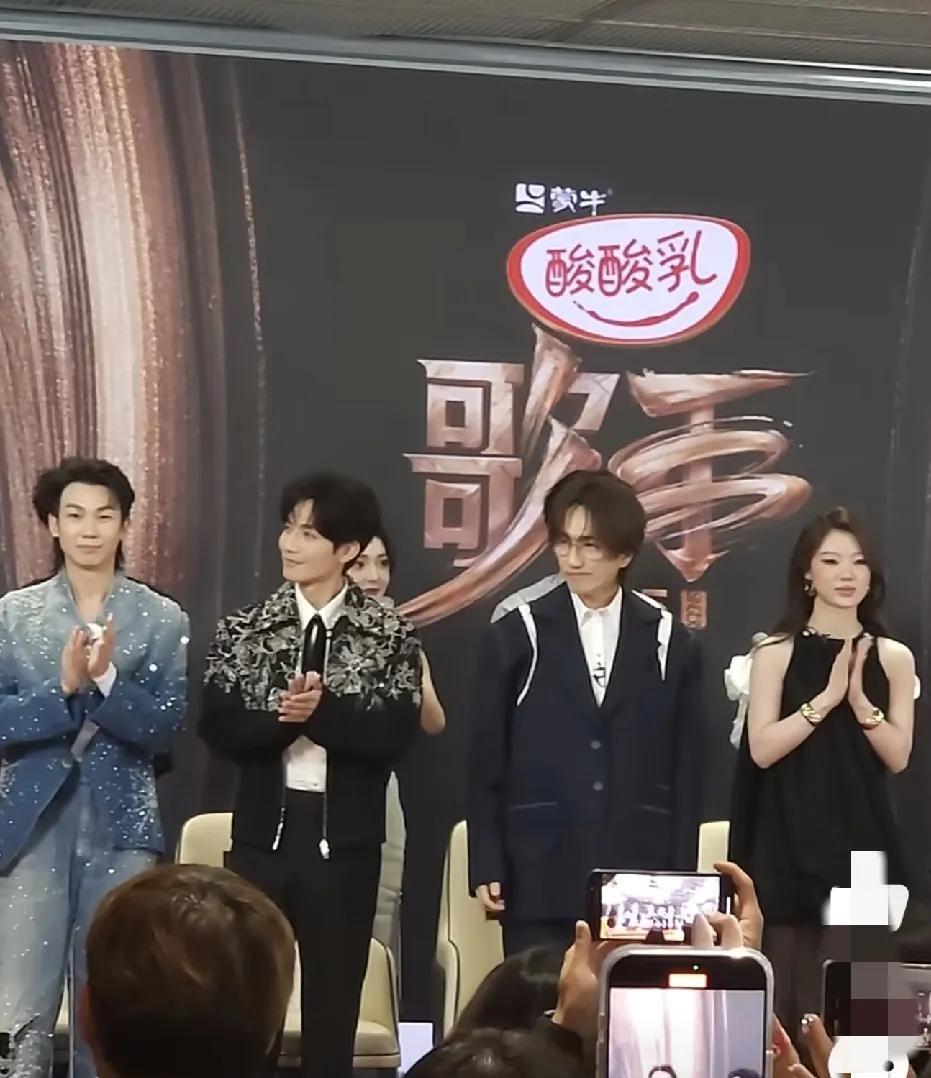 《歌手2025》发布会出师不利，撞上赵丽颖新恋情热搜霸榜，看来网友们更愿意当个吃